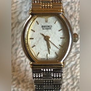 (76)Vintage SEIKO Ladies watch Quarts, silver n gold tone. White Dial #184775…